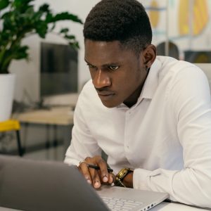 seo specialist analyzing data